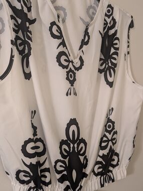 SHEIN Black & White V-Neck Sleeveless Floral Print Tank